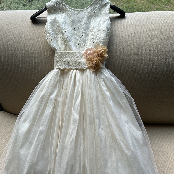 Girl dress with detachable flowers, Flower Girl Dress Tulle, First Communion. - Picture 2 of 8